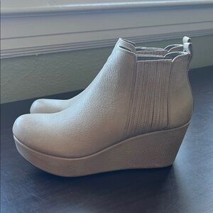 Chocolat Blu Beige Wedge Booties size 8
